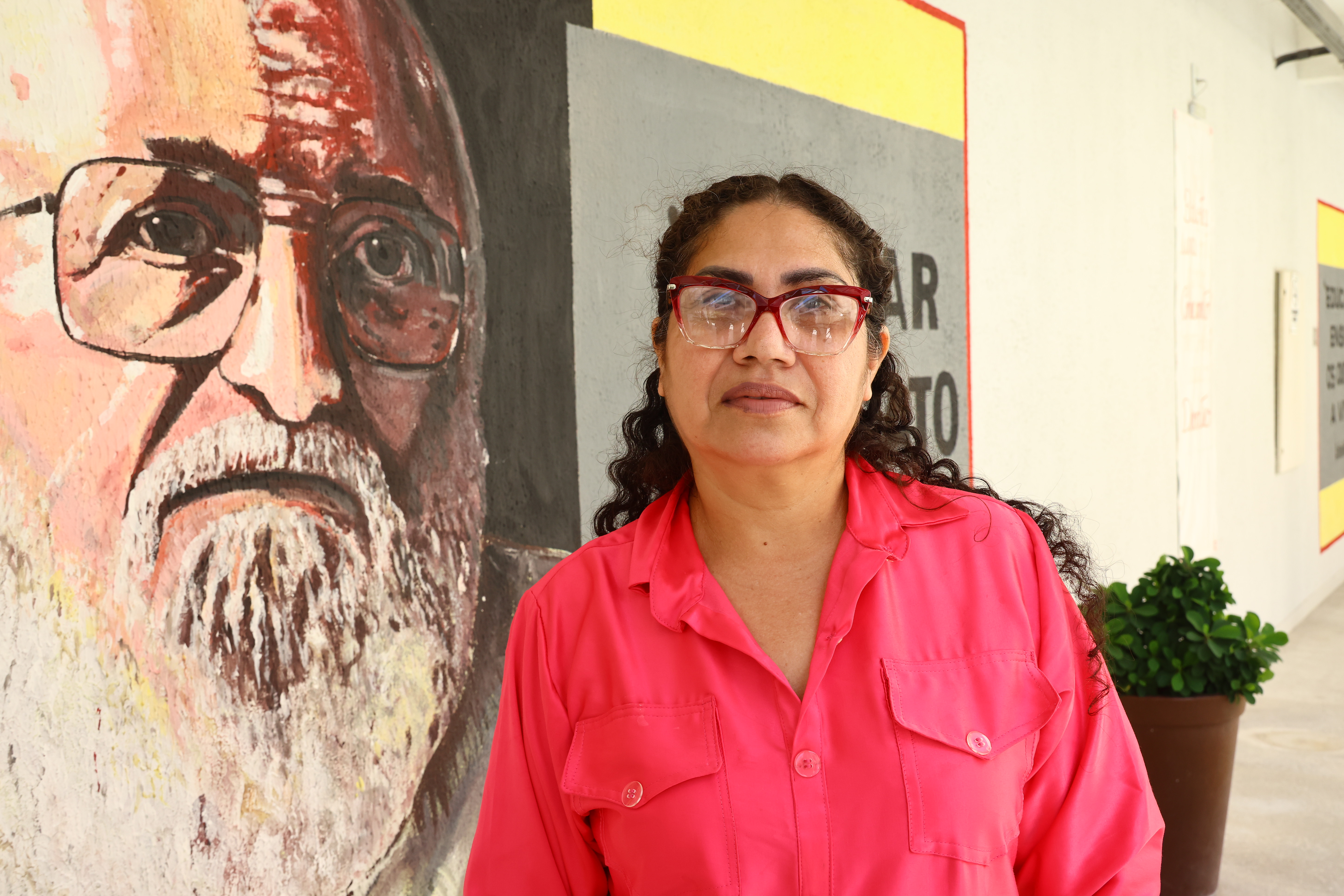 Rosilene Lopes posa para a foto, ela é uma mulher morena, cabelos pretos e óculos